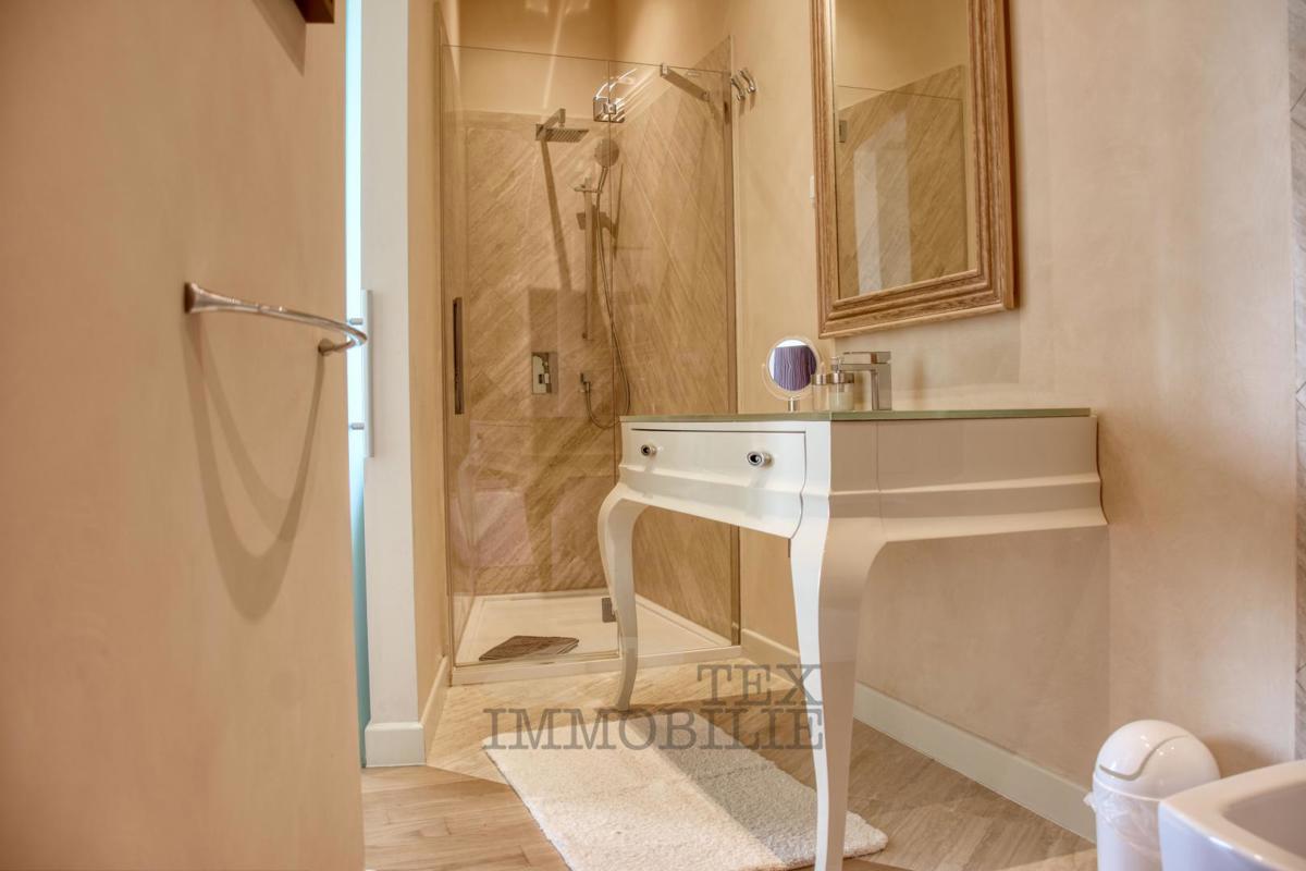 Villa di lusso con piscina e appartamento separato a 1300 m dal mare