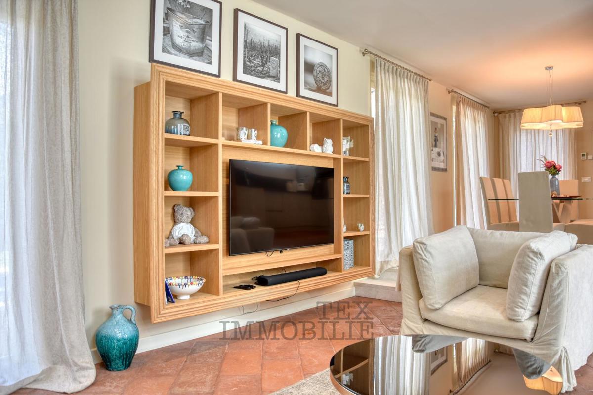 Villa di lusso con piscina e appartamento separato a 1300 m dal mare