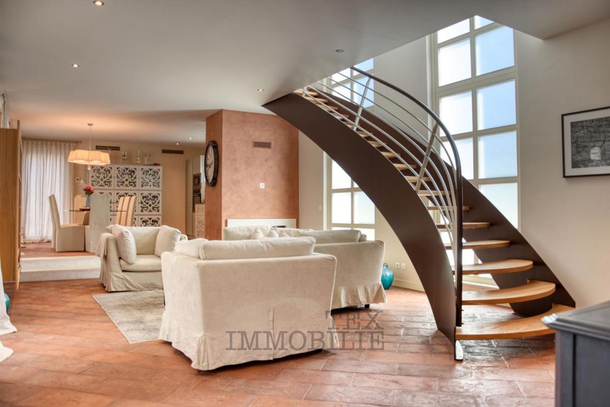 Villa di lusso con piscina e appartamento separato a 1300 m dal mare