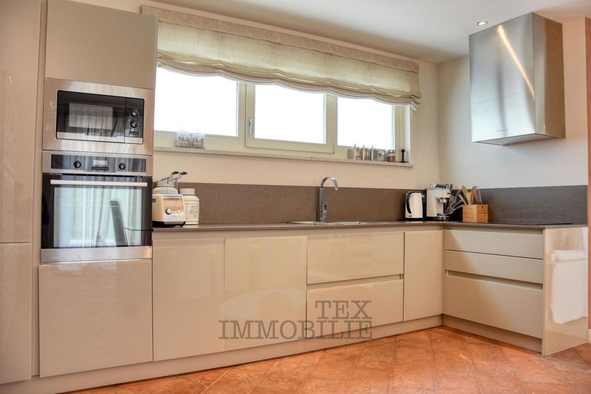 Villa di lusso con piscina e appartamento separato a 1300 m dal mare