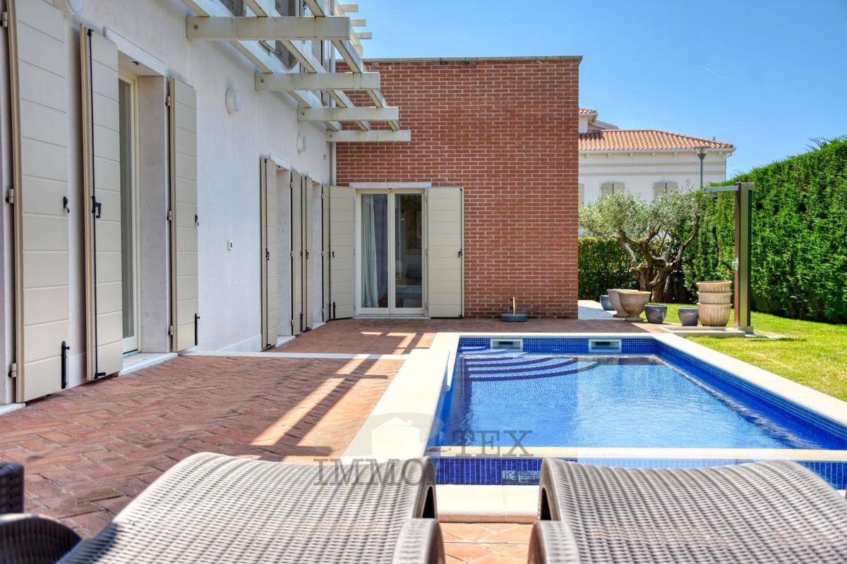 Villa di lusso con piscina e appartamento separato a 1300 m dal mare