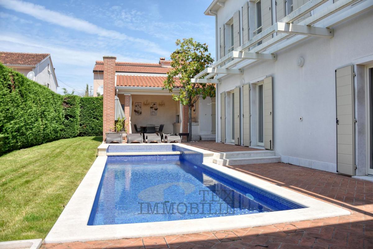 Villa di lusso con piscina e appartamento separato a 1300 m dal mare