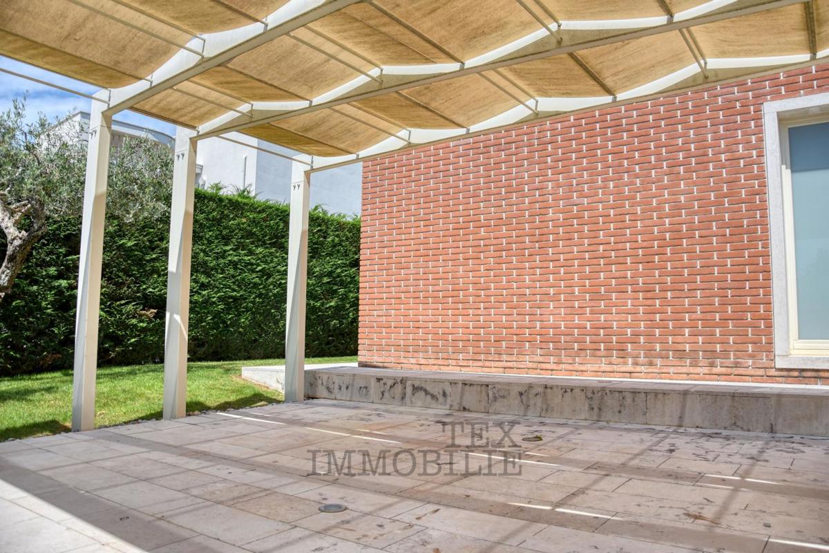 Villa di lusso con piscina e appartamento separato a 1300 m dal mare