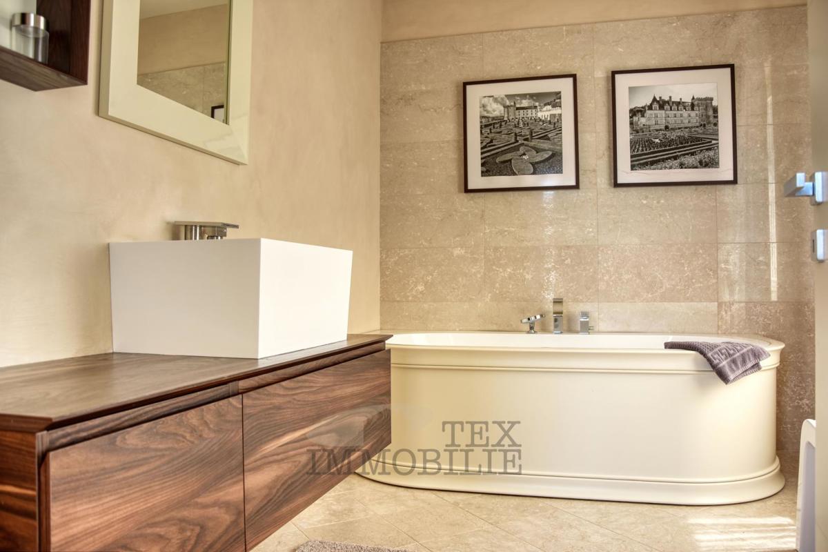 Villa di lusso con piscina e appartamento separato a 1300 m dal mare