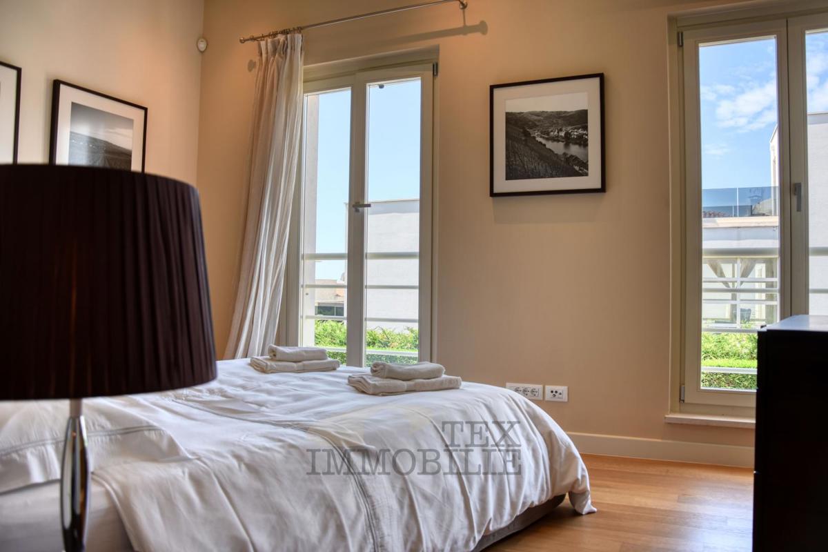 Villa di lusso con piscina e appartamento separato a 1300 m dal mare