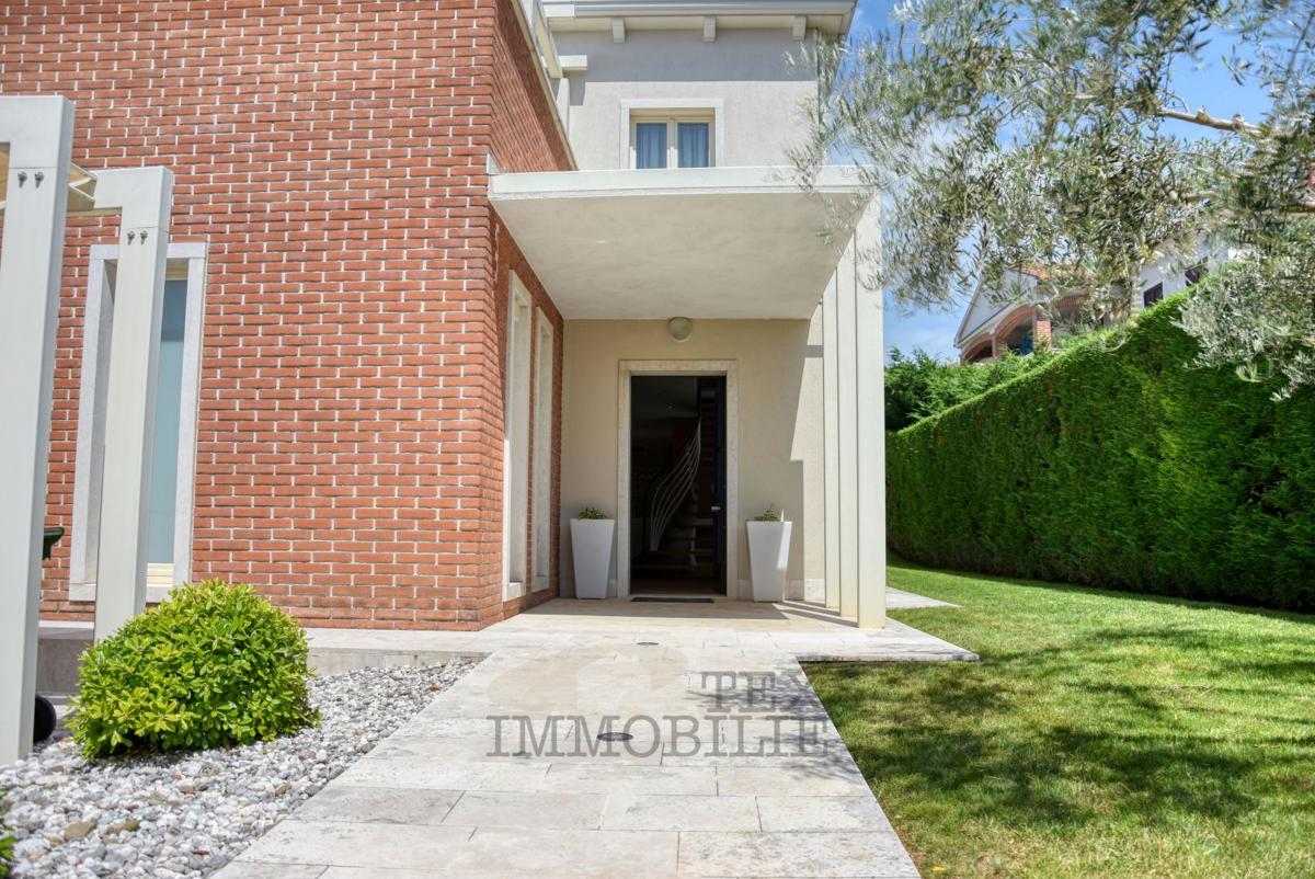 Villa di lusso con piscina e appartamento separato a 1300 m dal mare