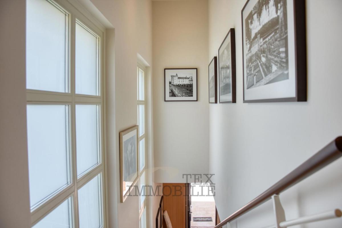 Villa di lusso con piscina e appartamento separato a 1300 m dal mare