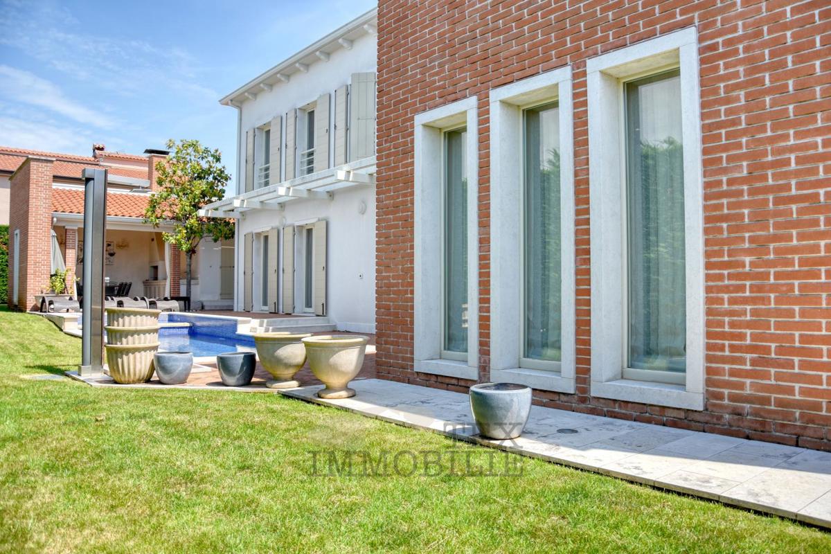 Villa di lusso con piscina e appartamento separato a 1300 m dal mare