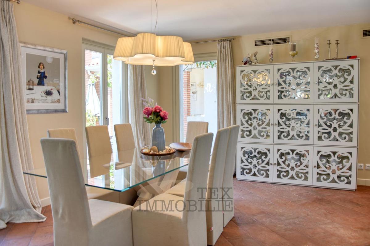 Villa di lusso con piscina e appartamento separato a 1300 m dal mare