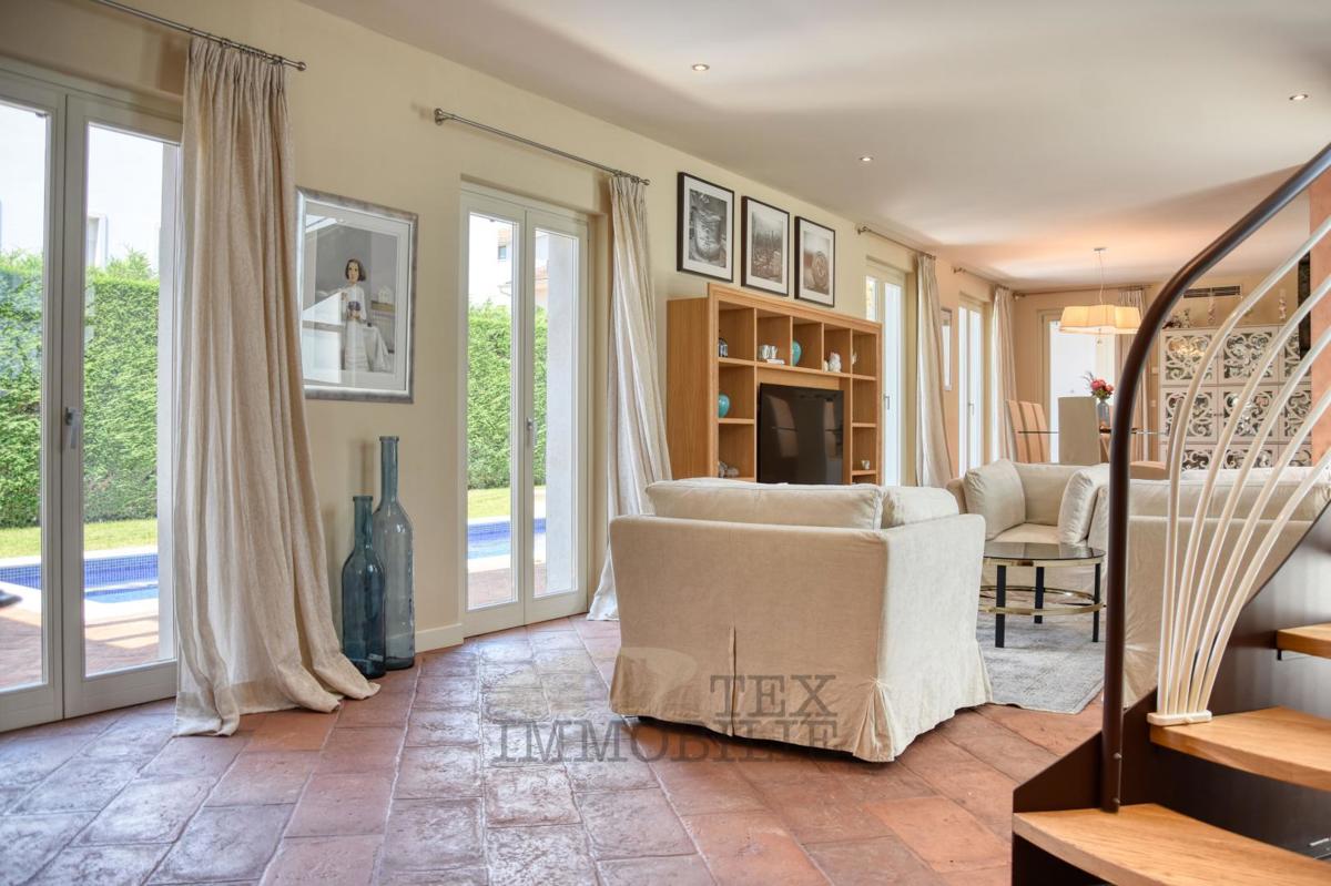 Villa di lusso con piscina e appartamento separato a 1300 m dal mare