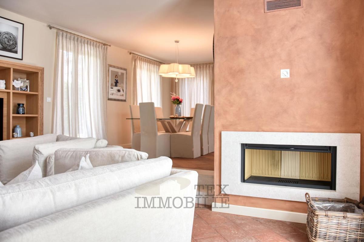 Villa di lusso con piscina e appartamento separato a 1300 m dal mare