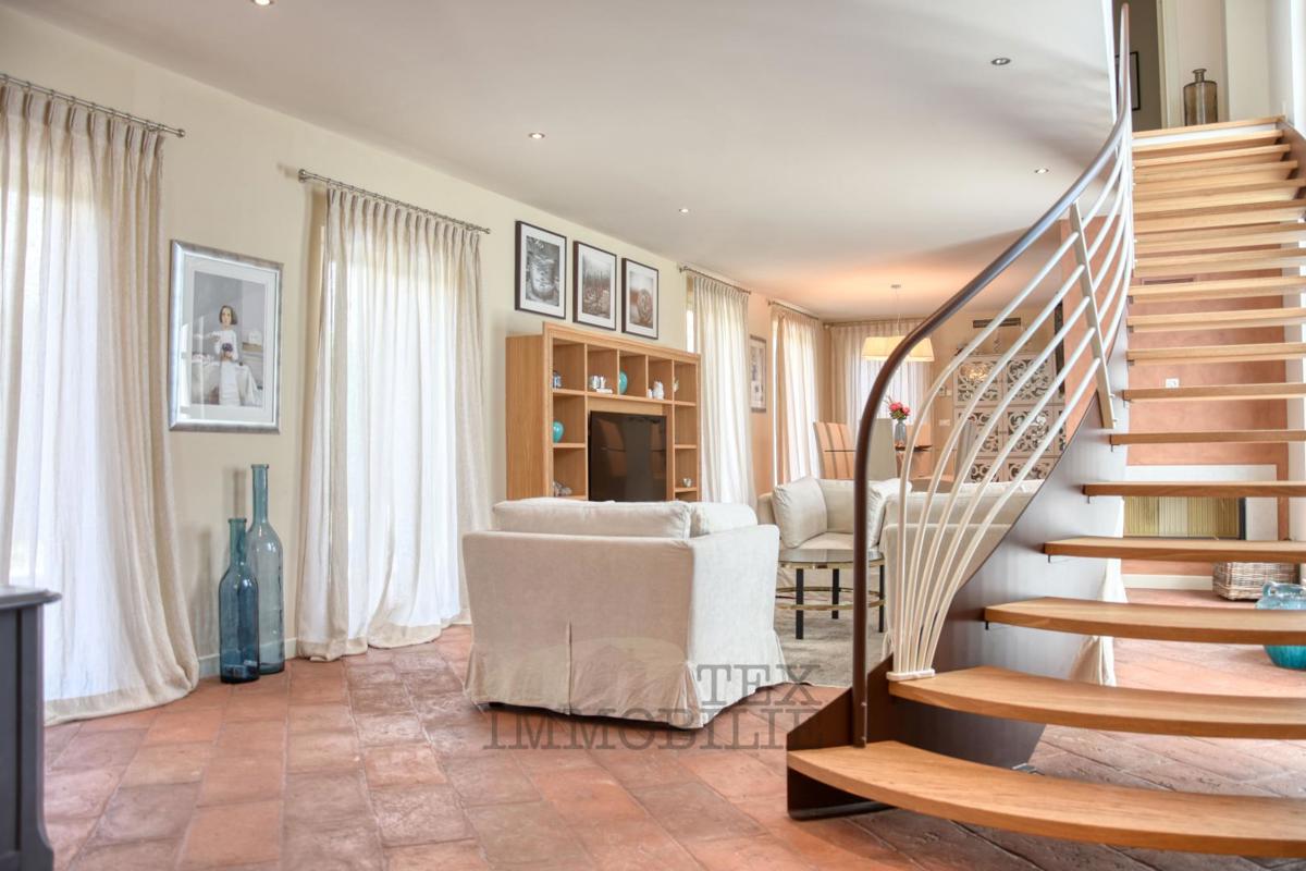 Villa di lusso con piscina e appartamento separato a 1300 m dal mare