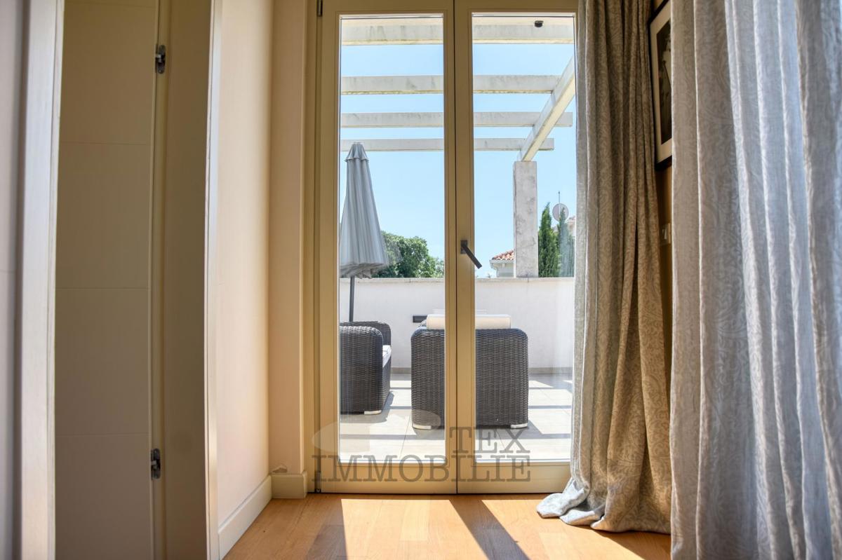 Villa di lusso con piscina e appartamento separato a 1300 m dal mare