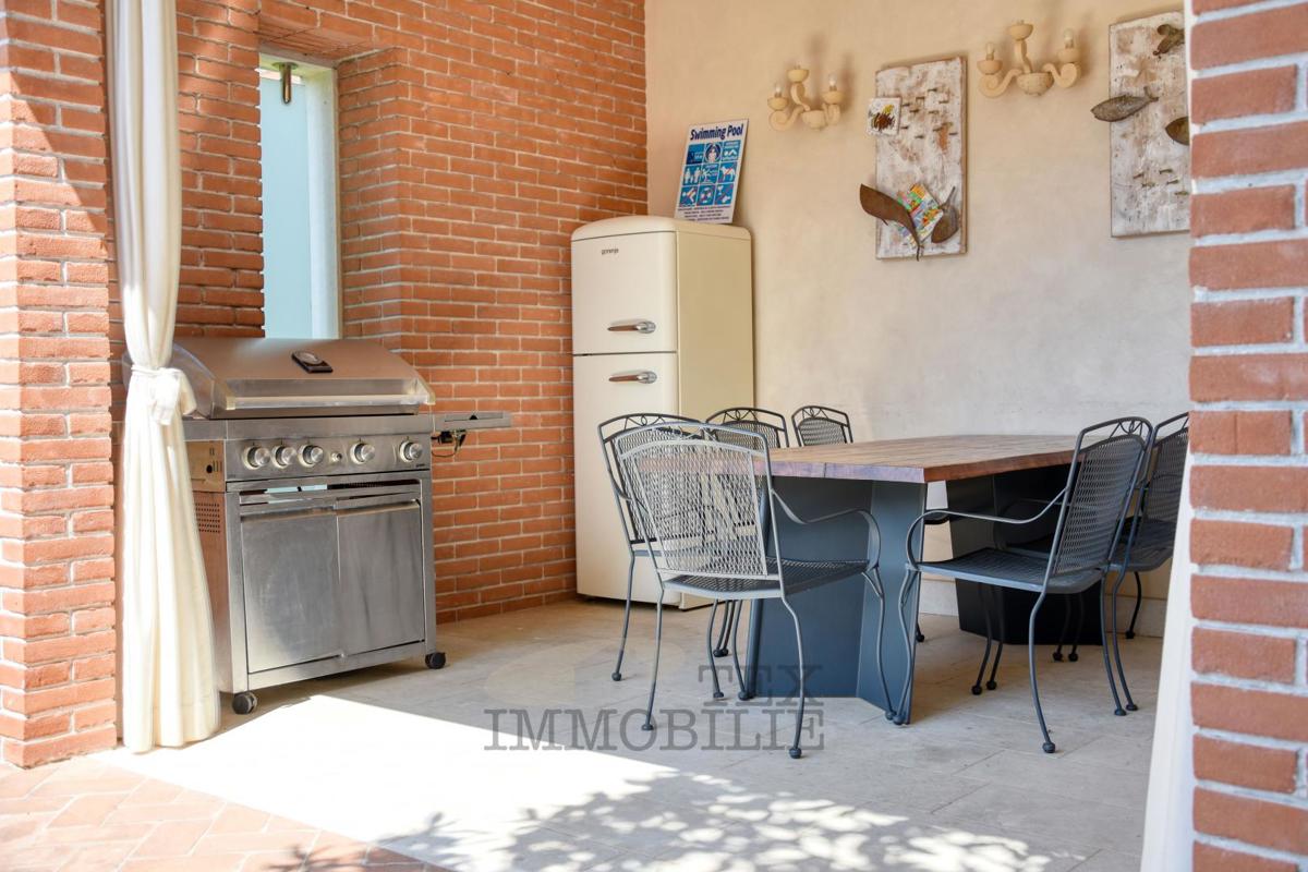 Villa di lusso con piscina e appartamento separato a 1300 m dal mare