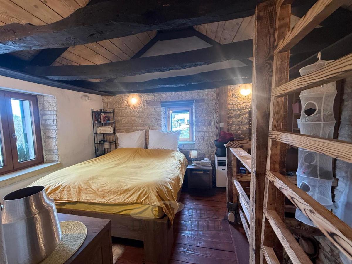 Sveti Petar u Šumi – Casa in pietra istriana ristrutturata con cortile recintato