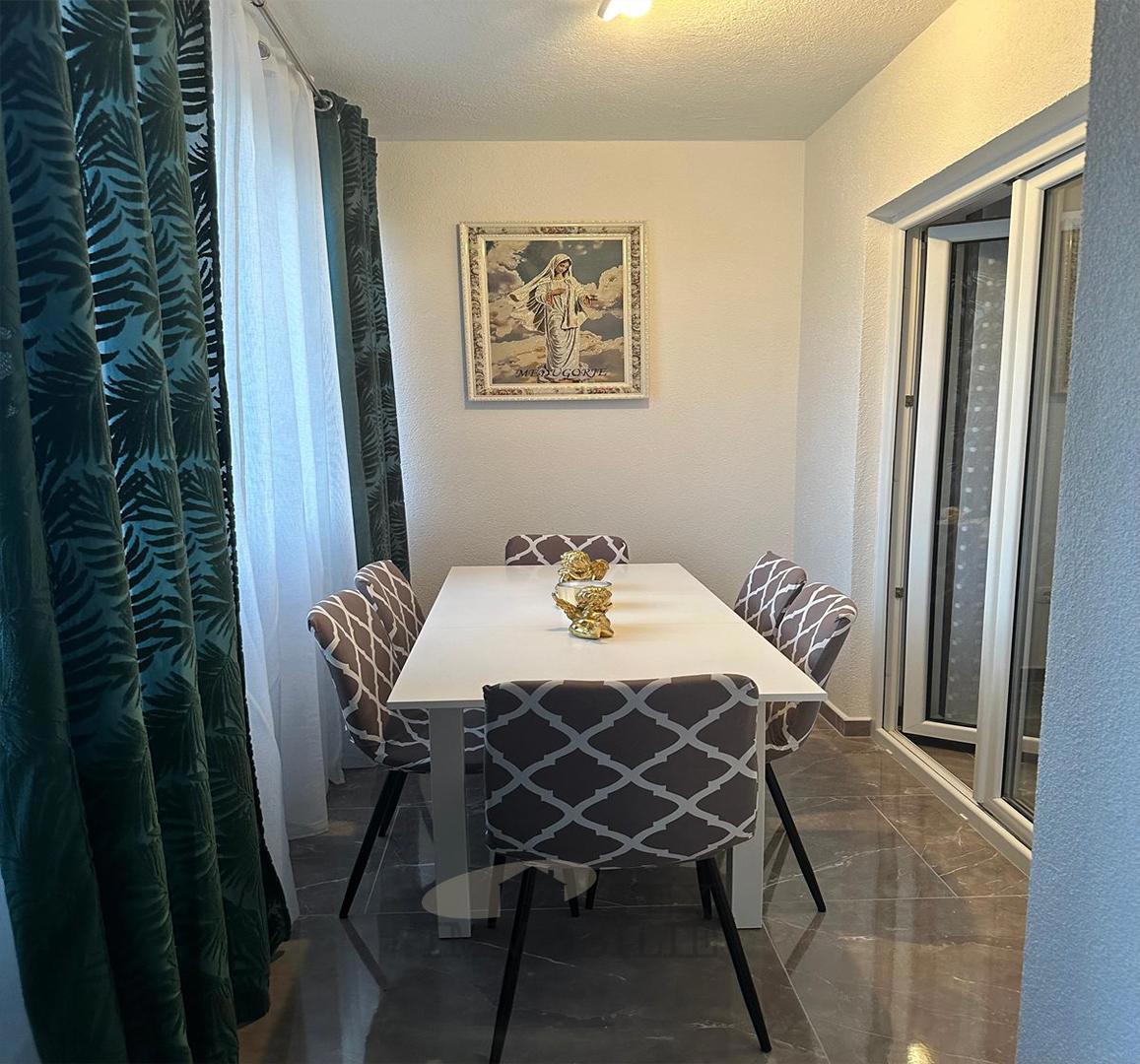 Parenzo – Appartamento ristrutturato in posizione tranquilla, a 2,5 km dal centro e dal mare