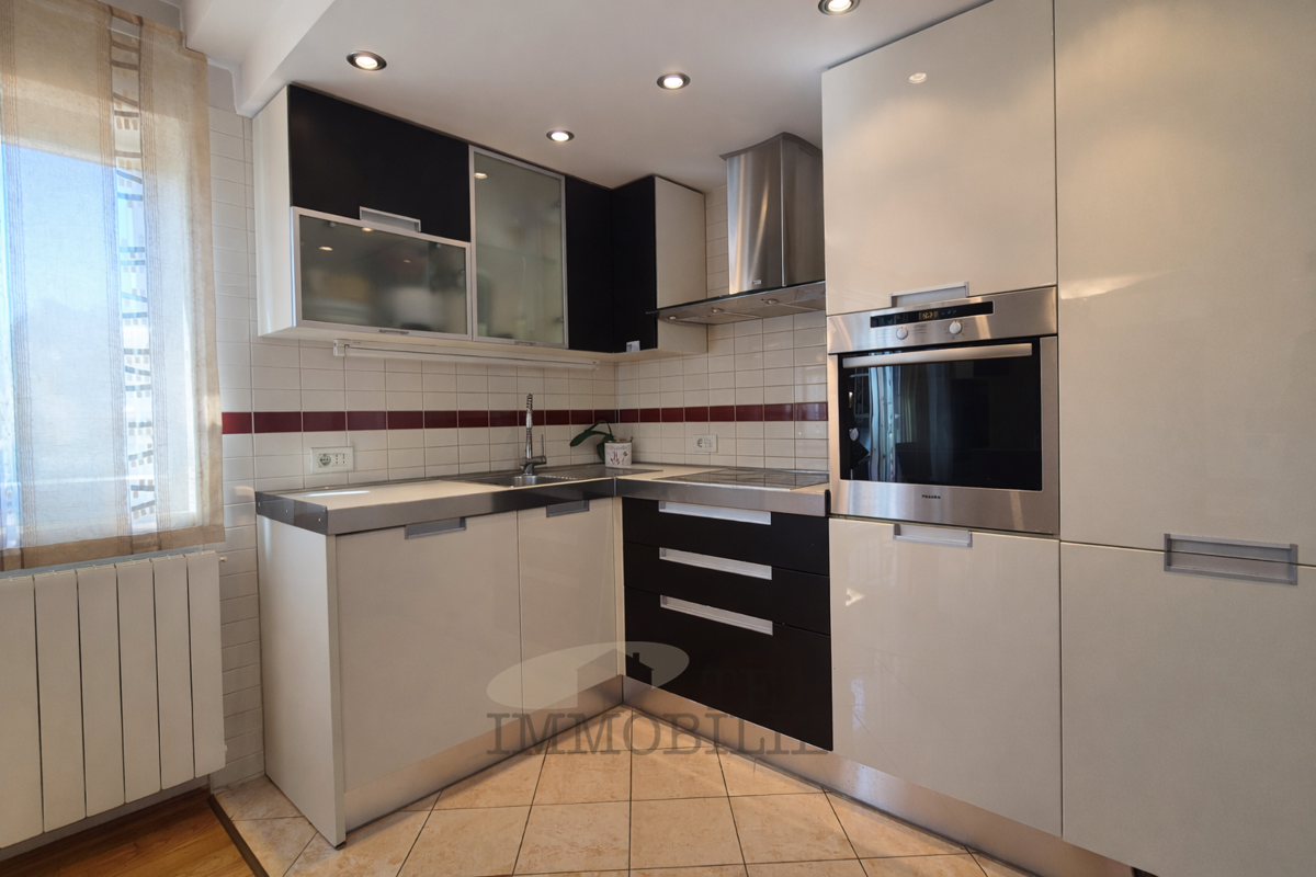 Bellissimo appartamento a Parenzo, a soli 800 metri dal mare, 77,49 m2