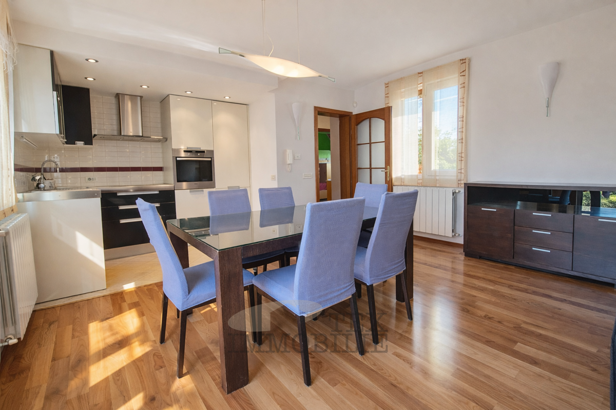 Bellissimo appartamento a Parenzo, a soli 800 metri dal mare, 77,49 m2