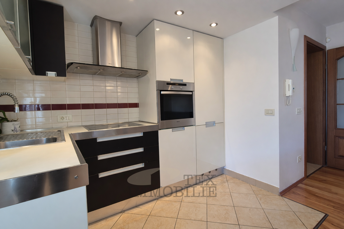 Bellissimo appartamento a Parenzo, a soli 800 metri dal mare, 77,49 m2