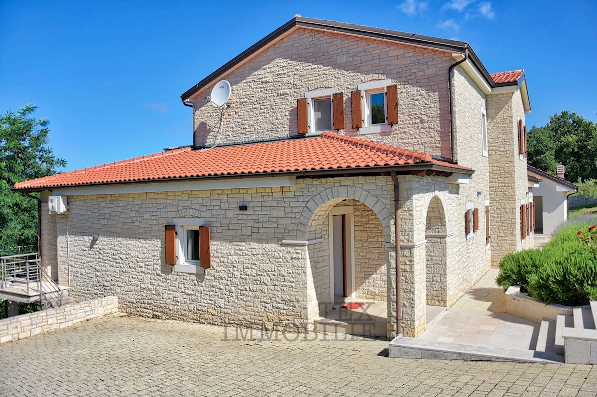 Villa in pietra nel cuore dell'Istria, a 20 km dal mare