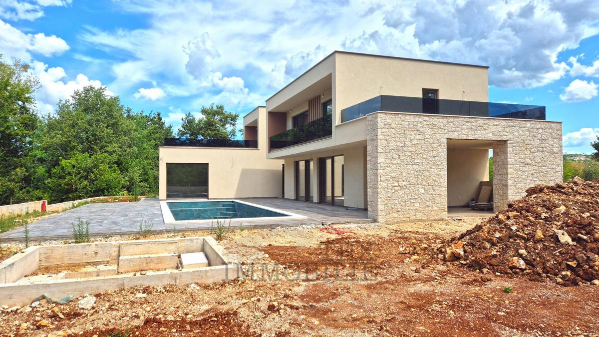 Lussuosa villa moderna con piscina a Parenzo, a 8 km dal mare