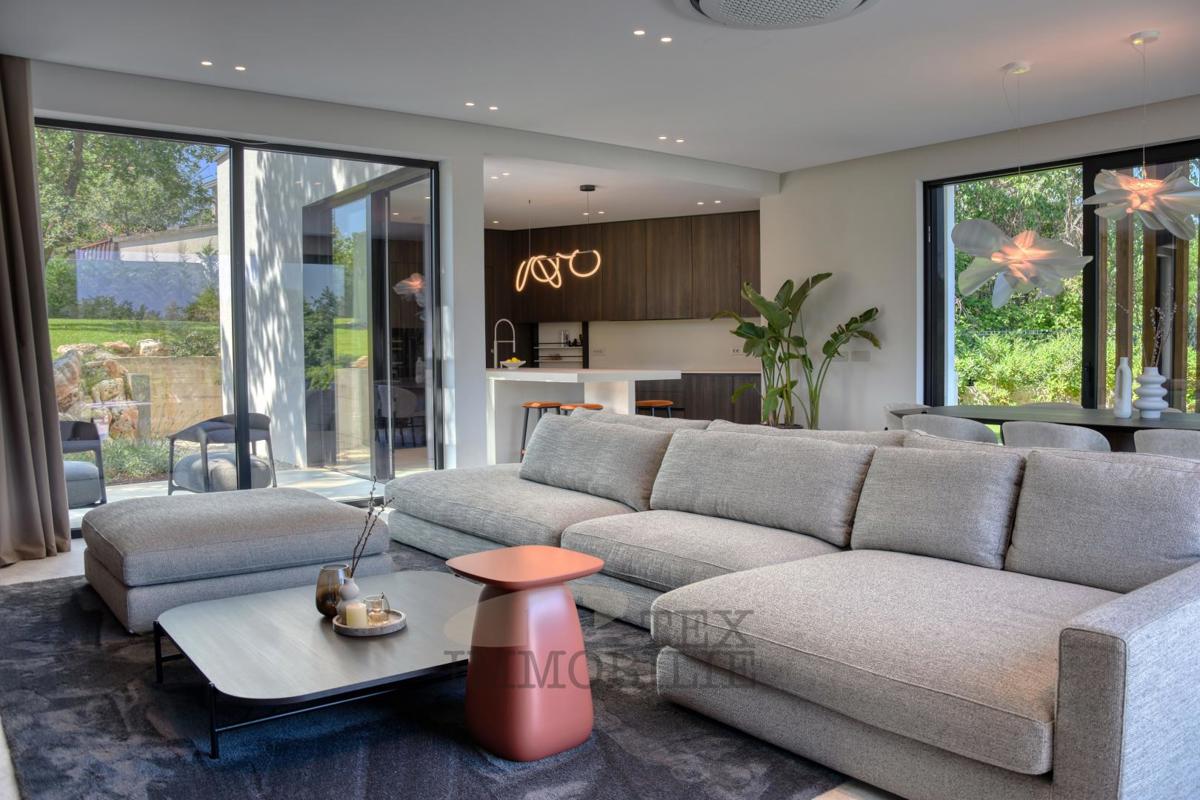 Villa di Lusso con Piscina Immersa nel Verde – Pace, Design e Piacere Assoluto