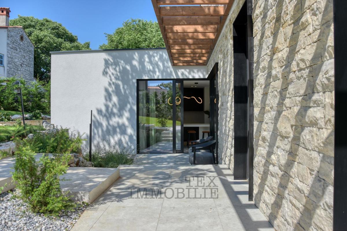 Villa di Lusso con Piscina Immersa nel Verde – Pace, Design e Piacere Assoluto