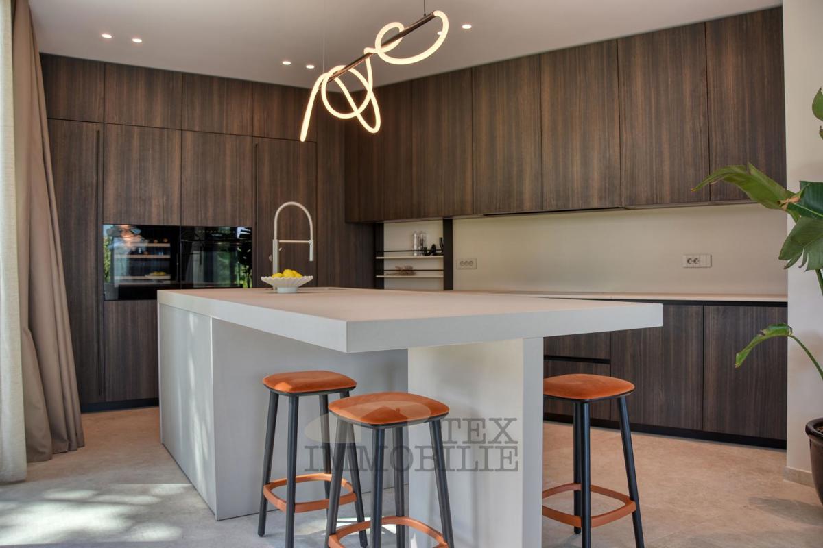 Villa di Lusso con Piscina Immersa nel Verde – Pace, Design e Piacere Assoluto