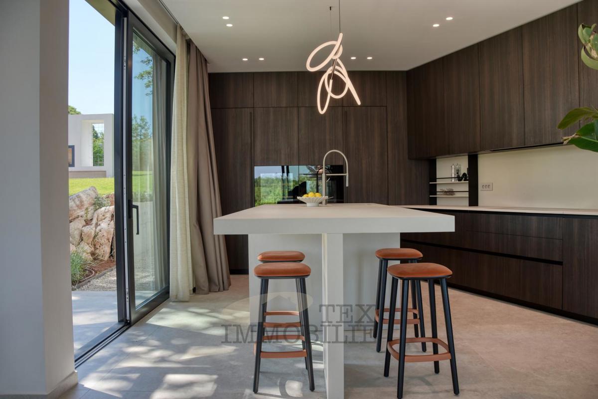 Villa di Lusso con Piscina Immersa nel Verde – Pace, Design e Piacere Assoluto