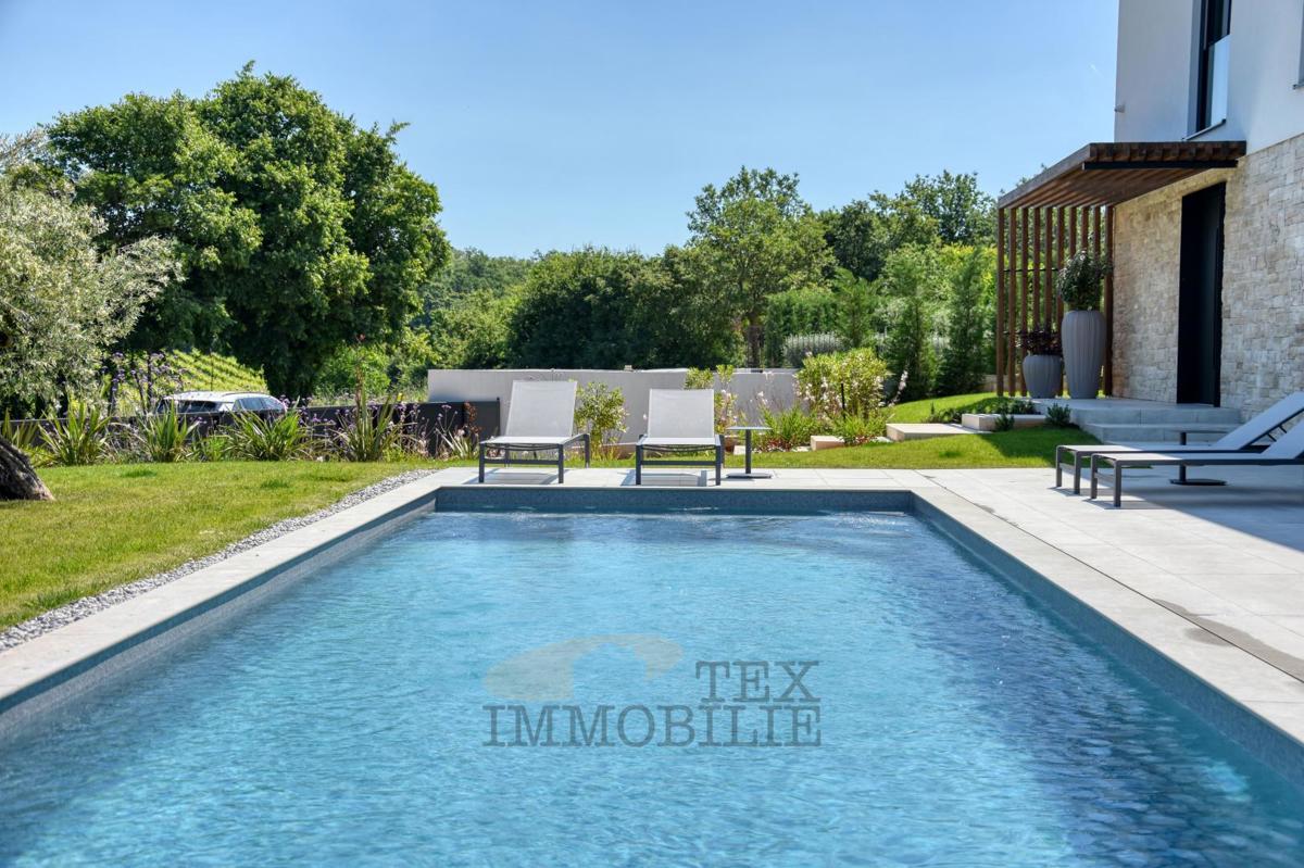 Villa di Lusso con Piscina Immersa nel Verde – Pace, Design e Piacere Assoluto