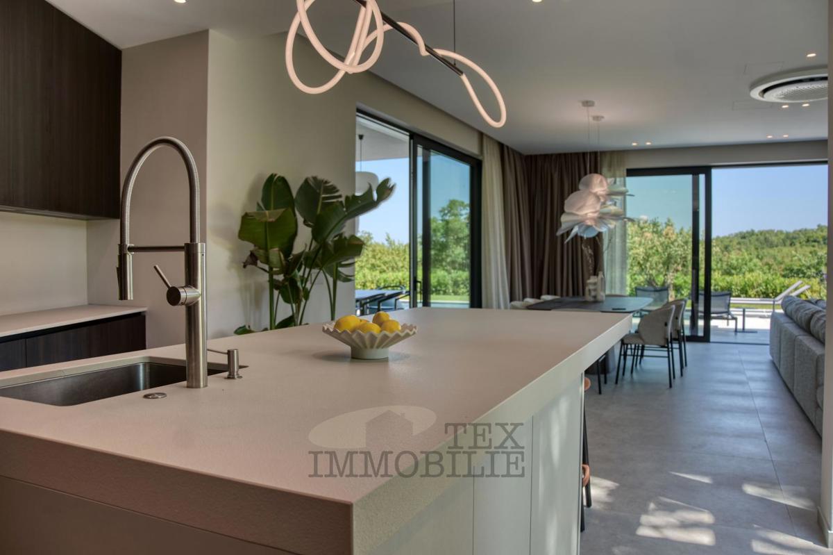 Villa di Lusso con Piscina Immersa nel Verde – Pace, Design e Piacere Assoluto