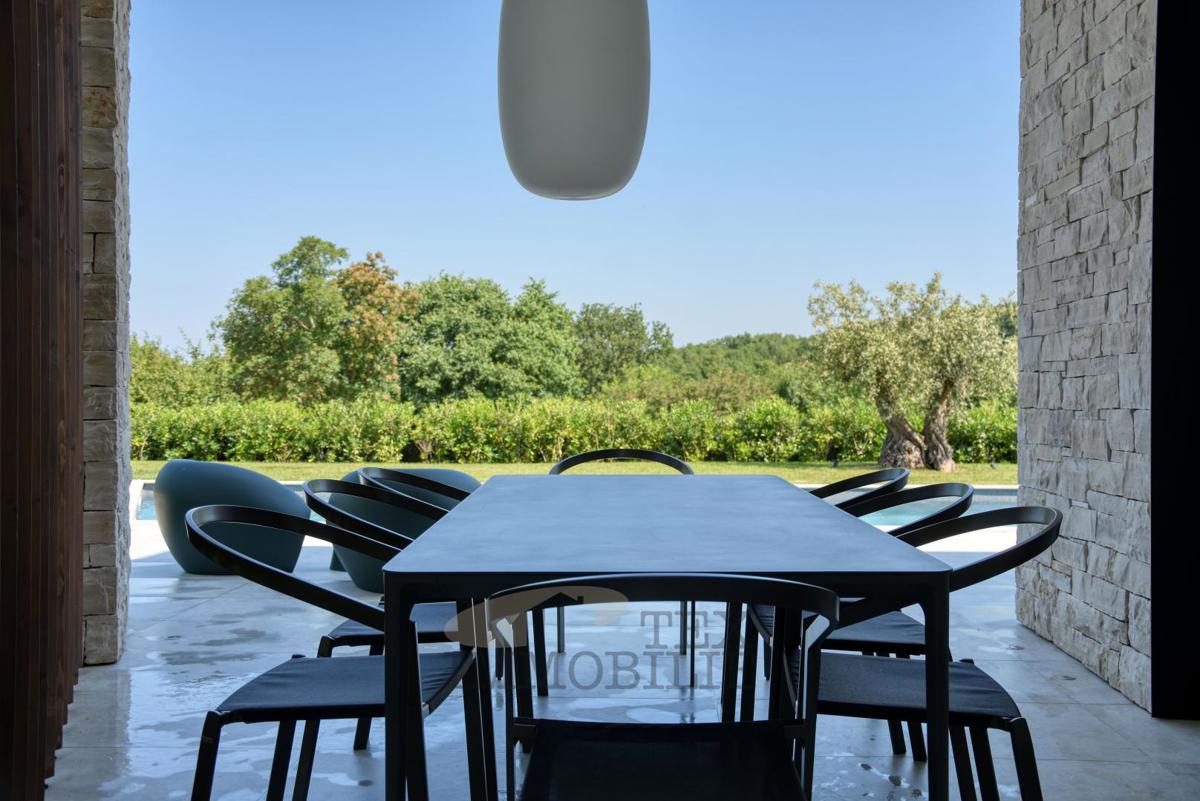 Villa di Lusso con Piscina Immersa nel Verde – Pace, Design e Piacere Assoluto