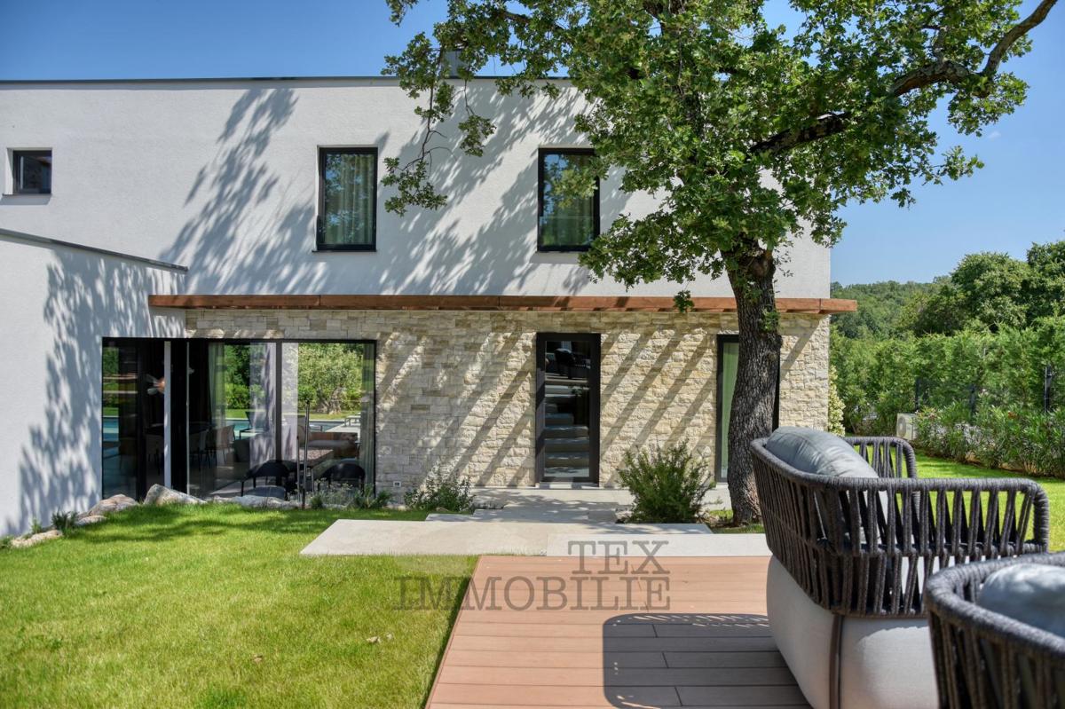 Villa di Lusso con Piscina Immersa nel Verde – Pace, Design e Piacere Assoluto