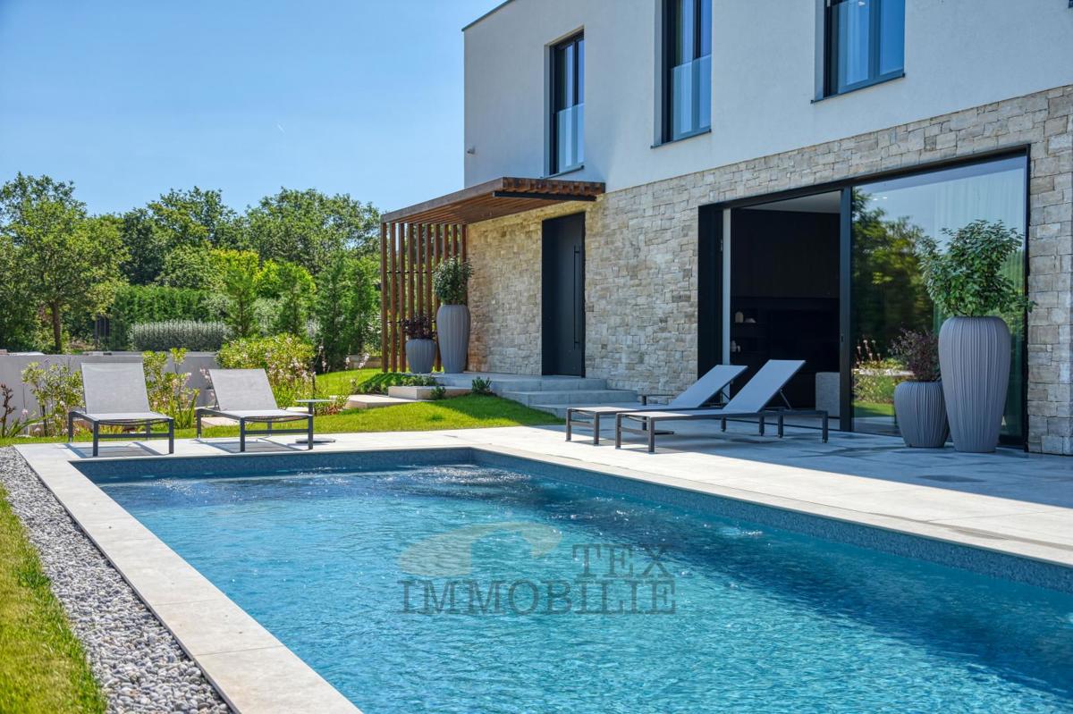 Villa di Lusso con Piscina Immersa nel Verde – Pace, Design e Piacere Assoluto