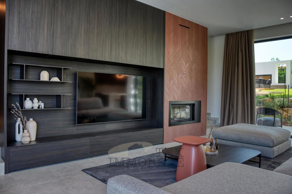 Villa di Lusso con Piscina Immersa nel Verde – Pace, Design e Piacere Assoluto