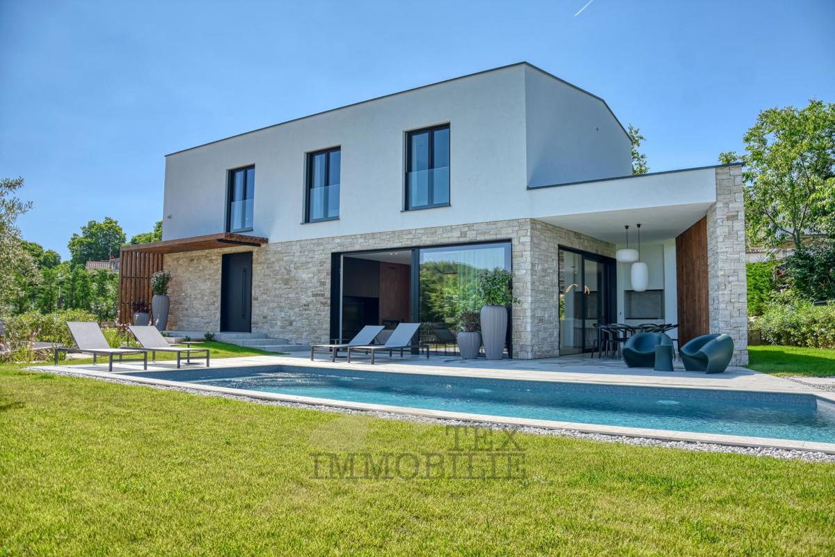 Villa di Lusso con Piscina Immersa nel Verde – Pace, Design e Piacere Assoluto