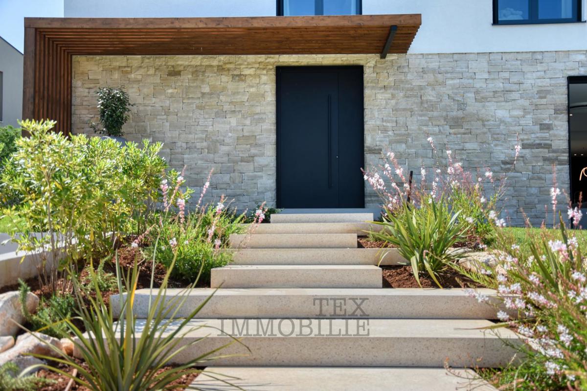 Villa di Lusso con Piscina Immersa nel Verde – Pace, Design e Piacere Assoluto