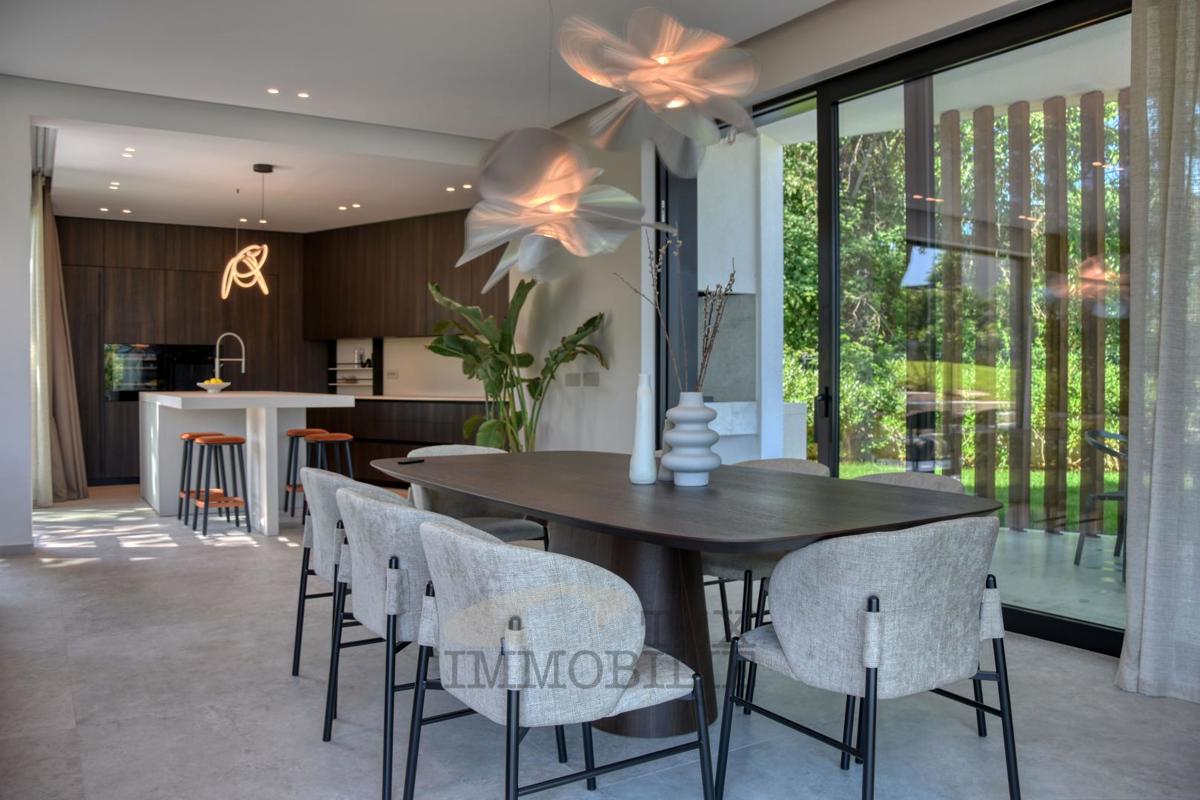 Villa di Lusso con Piscina Immersa nel Verde – Pace, Design e Piacere Assoluto