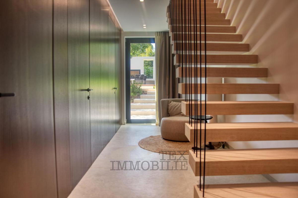 Villa di Lusso con Piscina Immersa nel Verde – Pace, Design e Piacere Assoluto