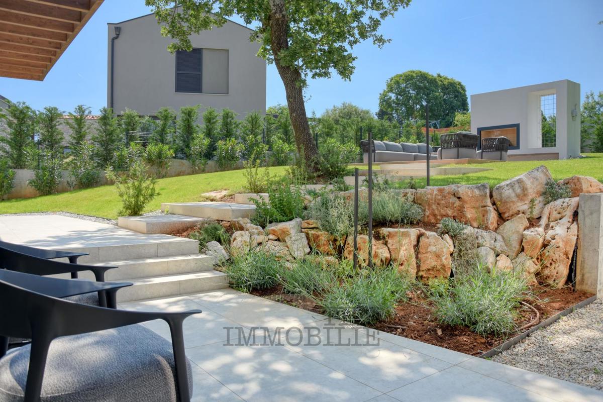 Villa di Lusso con Piscina Immersa nel Verde – Pace, Design e Piacere Assoluto