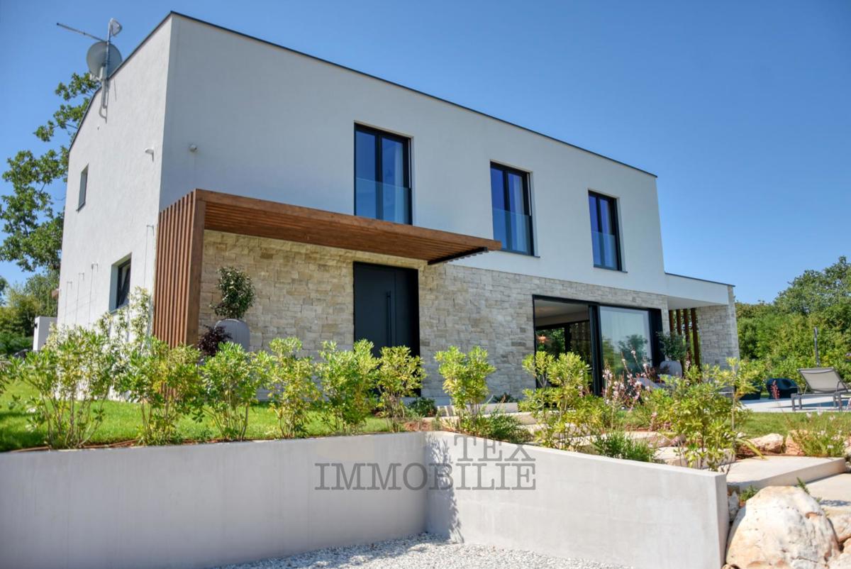 Villa di Lusso con Piscina Immersa nel Verde – Pace, Design e Piacere Assoluto