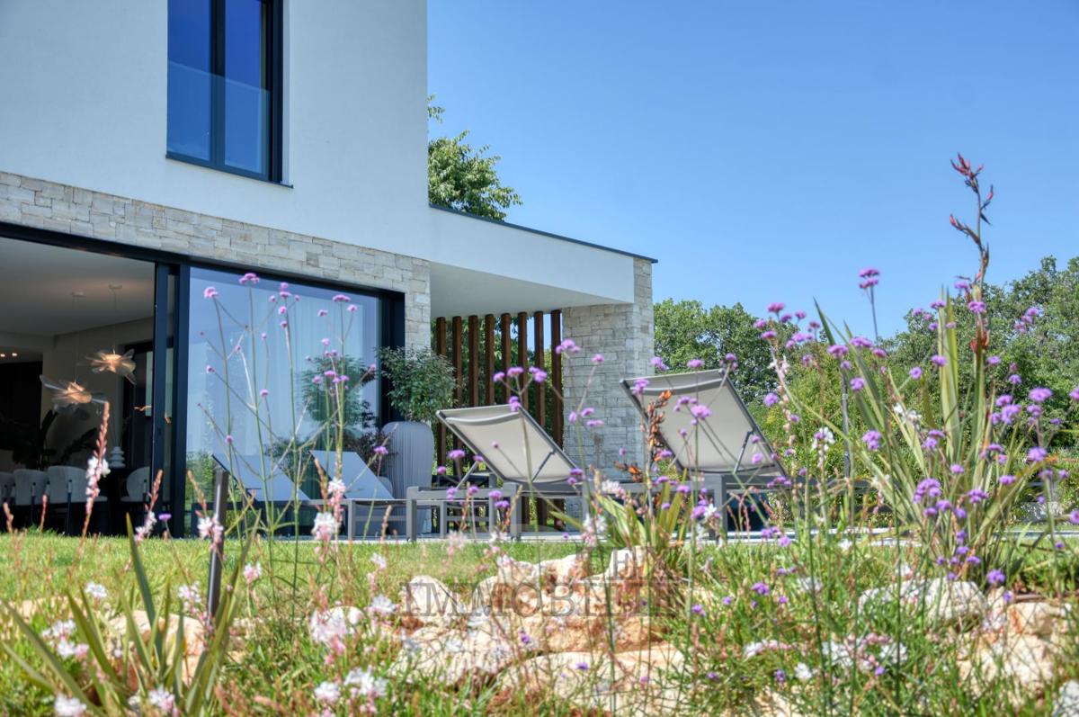 Villa di Lusso con Piscina Immersa nel Verde – Pace, Design e Piacere Assoluto