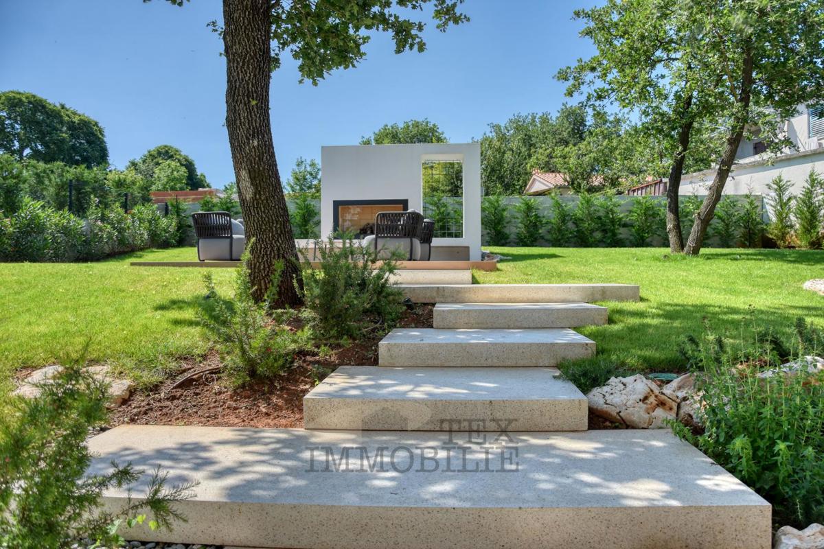 Villa di Lusso con Piscina Immersa nel Verde – Pace, Design e Piacere Assoluto