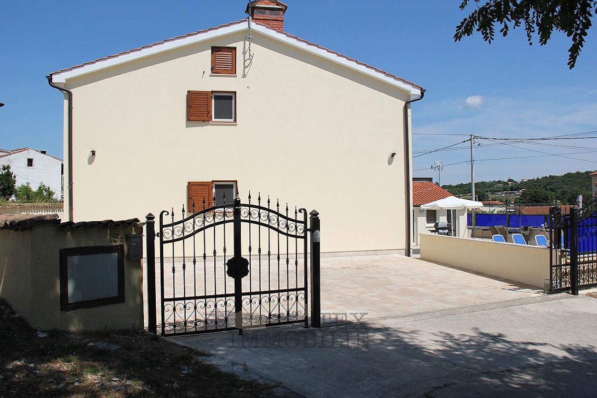 Casa con tre appartamenti vicino a Parenzo, 193m2