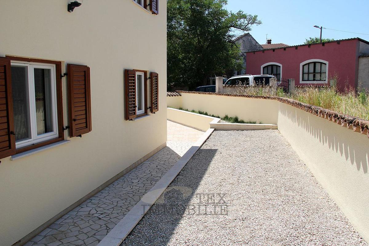 Casa con tre appartamenti vicino a Parenzo, 193m2