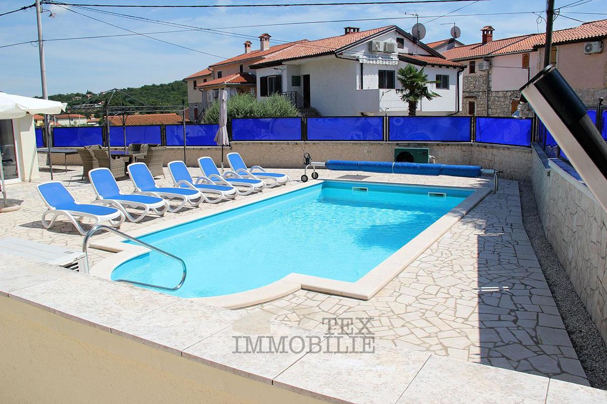Casa con tre appartamenti vicino a Parenzo, 193m2