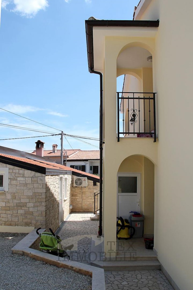 Casa con tre appartamenti vicino a Parenzo, 193m2