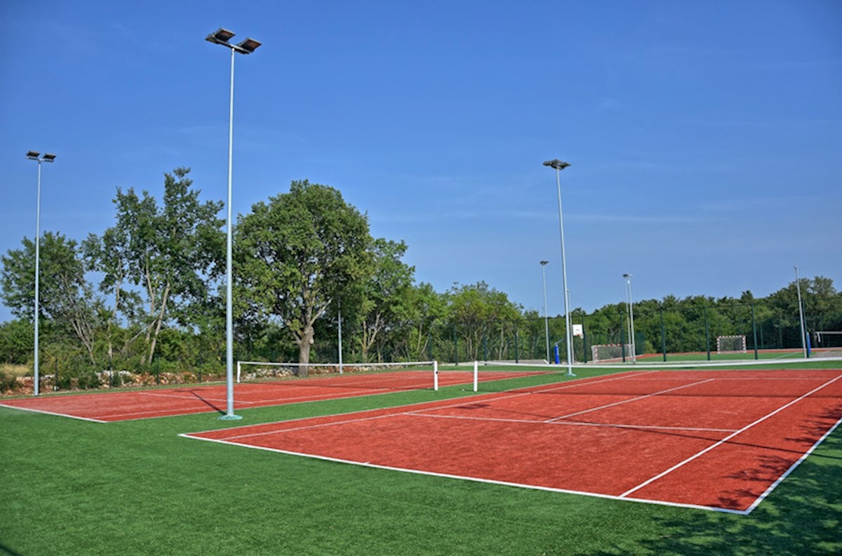 Una villa di campagna con piscina e impianti sportivi nel cuore dell'Istria 