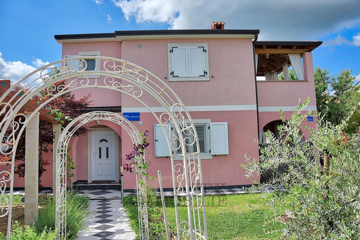 Casa con piscina vicino a Parenzo