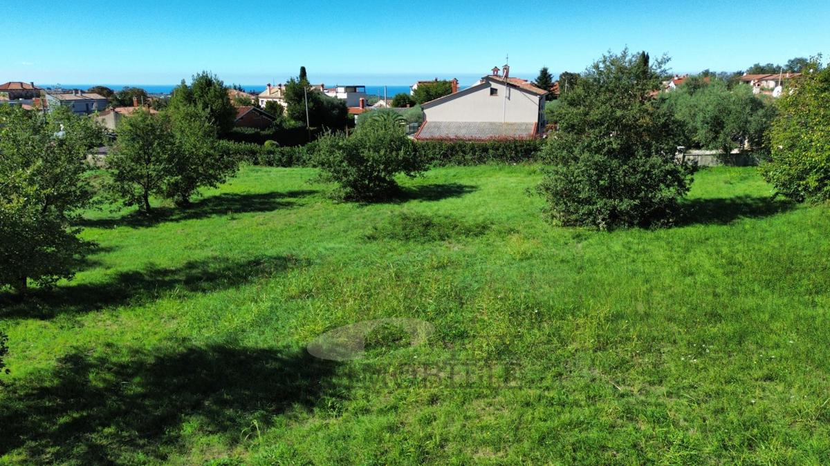 Terreno edificabile in vendita in una zona tranquilla vicino a Tar, 1045 m²